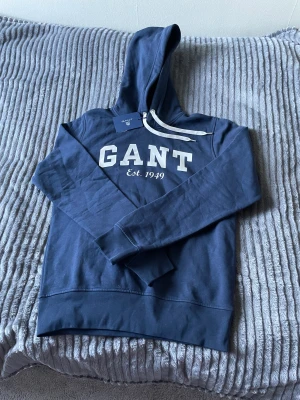 GANT hoodie - Storlek: Medium  Helt ny och oanvänd, pris lappen kvar. Ordinare pris: 1100 kr