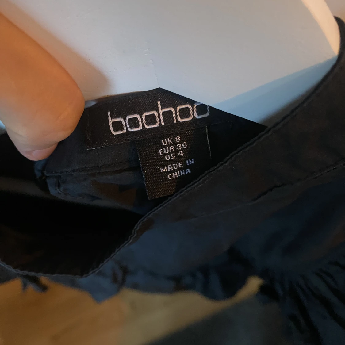 Svart gullig blus med volanger  - 91