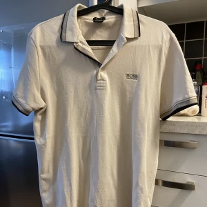 Hugo boss pike - Hugo boss pike strl M. Endast använd 2 ggr till fotojobb. 