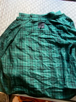 grön skjorta  - använd 1 gång, passar bra på mig som är 201 cm. bra skick