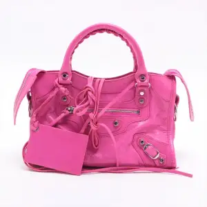 Balenciaga mini city i fint skick! Gamla modellen som inte säljs längre i superfin rosa färg. Köpt på vestiarie. 🌺