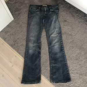 levis jeans - jätte snygga jeans från levis,är tyvärr för små för mig,kp för bilder när de sitter på,de kommer dock inte de bra ut på mig efter som de är för små för mig,passar säkert jätte bra på nån annan❤️kom privat för mer info å bilder❤️