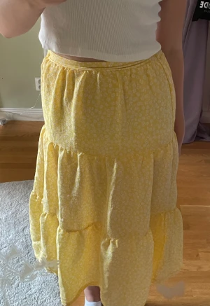 Kjol - VILL BLI AV MED ALLT SÅ SKRIV FÖR FRÅGOR ETC OCH PRISET GÅR ATT DISKUTERA! Säljer denna supersöta klänning i storlek 34! Använd ett fåtal gånger! Frakten tillkommer 🍀🪷