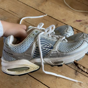 Vintage nike sneakers - Coola vintage nike-sneakers. Skavanker finns på ena skon, vilket visas på bild. 