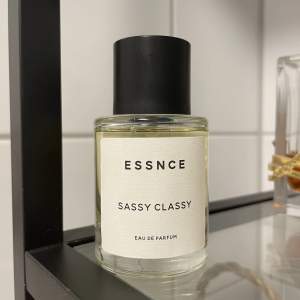Säljer denna parfym från Essnce i doften sassy classy 50ml. Denna doft påminner om Ysl libre🌸