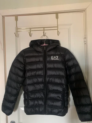 EA7 jacka - Säljer en ea7 höst/vinter jacka. Jackan är i extremt bra skick! Hör av er vid fler frågor.