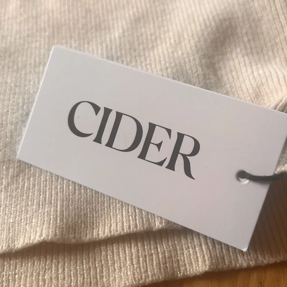 Säljer denna långklänning från cider pågrund utav att jag aldrig andvänder den, prislappen är KVAR !!. Klänningar.