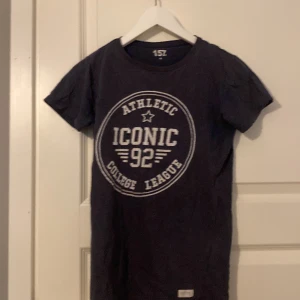 T-shirt - En snygg blå t-shirt som är lite sliten men det ser bara coolt ut och den är ju ändå till det bästa priset