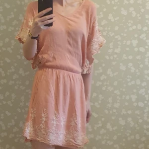 Rosa sommarklänning med brodyr - Söt kortklänning med virkade / broderade detaler. Perfekt för att dra över sig på stranden t.ex :)