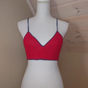 Egenvirkad topp - Egenvirkad topp med justerbar snörning i ryggen, virkad med bomullsgarn. Passar någon med b-kupa/storlek S. Aldrig använd.