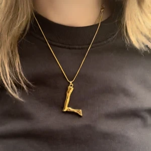 L halsband - Jättefint Maria Nilsdotter liknande halsband i bokstaven L. Priset är prutbart 🙌🏻