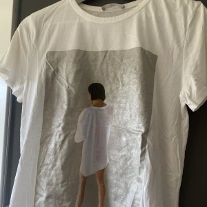 Vit t-shirt med tryck - Så cool vit oversized t-shirt🦋 Köparen står för frakten📦