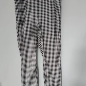 Gingham leggings  - Svart och vita gingham-mönstrade leggings storlekar 44 från H&M