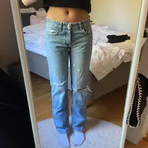 Ljusblåa slitna jeans med rak modell och medelhög midja från zara