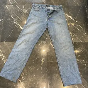 Ljusblåa jeans straight leg  Strl: 36  Mycket bra skick, ser nya ut  