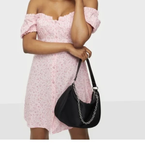 Rosa klänning  - Klänningen är i nyskick och oanvänd🌸