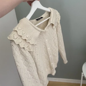 Kofta - En super söt kofta som passar super bra på sommarkvällarna. Sitter riktigt fint på och så fint virkad. Fått super mycket komplimanger med denna på. 🩷🥰 pris går att diskutera 🩷snabb affär 200