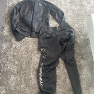 EA7 kofta  - En EA7 kofta från JD sports. Har inte använt så ofta bara 3 gånger 