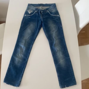 Lågmidjade jeans - Sjukt snygga jeans som är köpta här på plick, var lite små för mig i rumpan, längden var dock perfekt för mig som är 170cm💗köpta för ca 300kr, toppenskick!