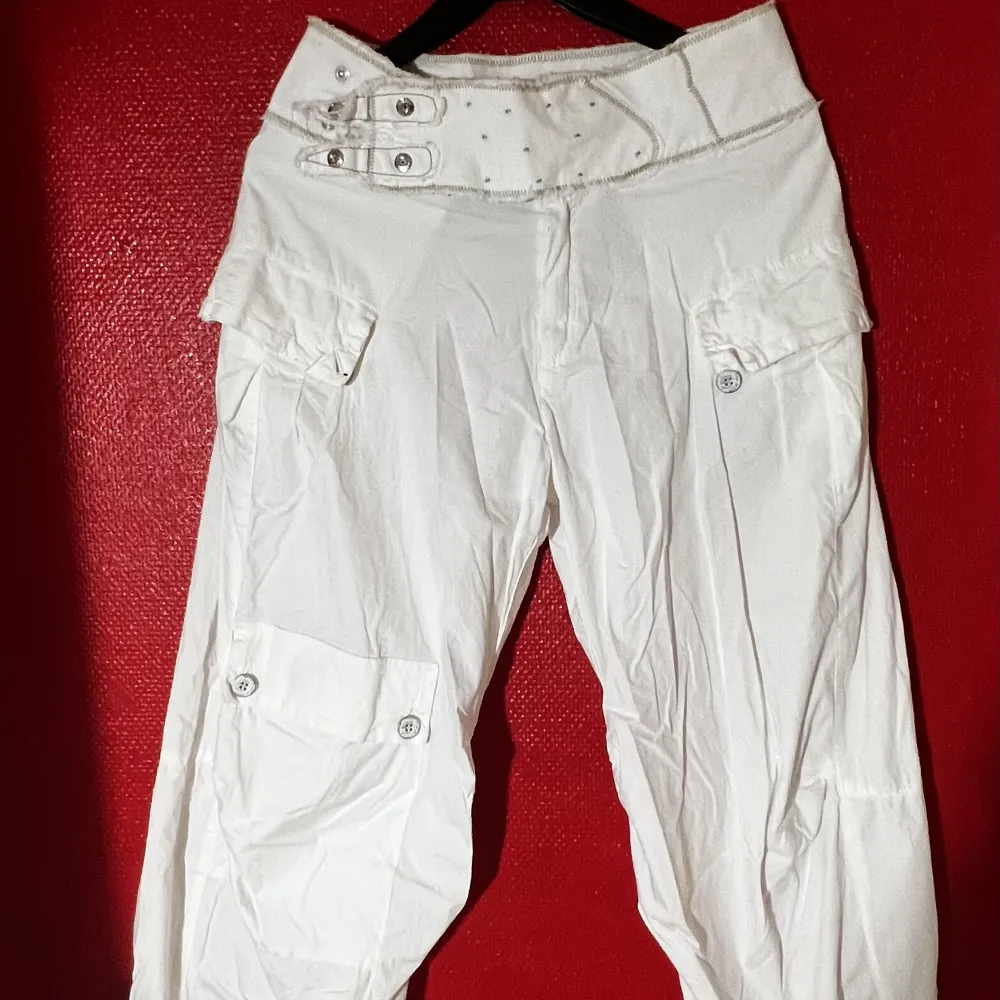 Snygg vit cargo byxor från humana. Köpte för 300kr men pga slitage där bak så säljer jag den i bra pris 😝. Jeans & Byxor.