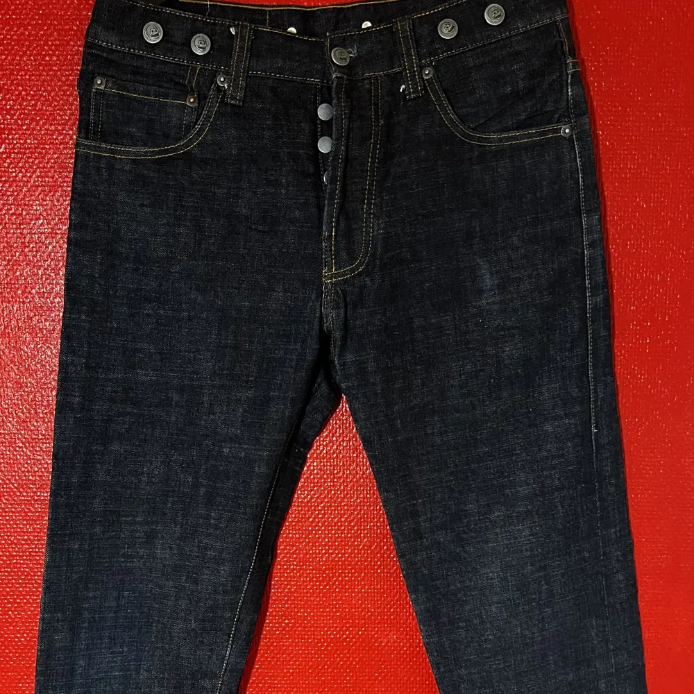 Snygga cheap monday jeans som är helt oanvänt på grund av storleken 💀 . Jeans & Byxor.