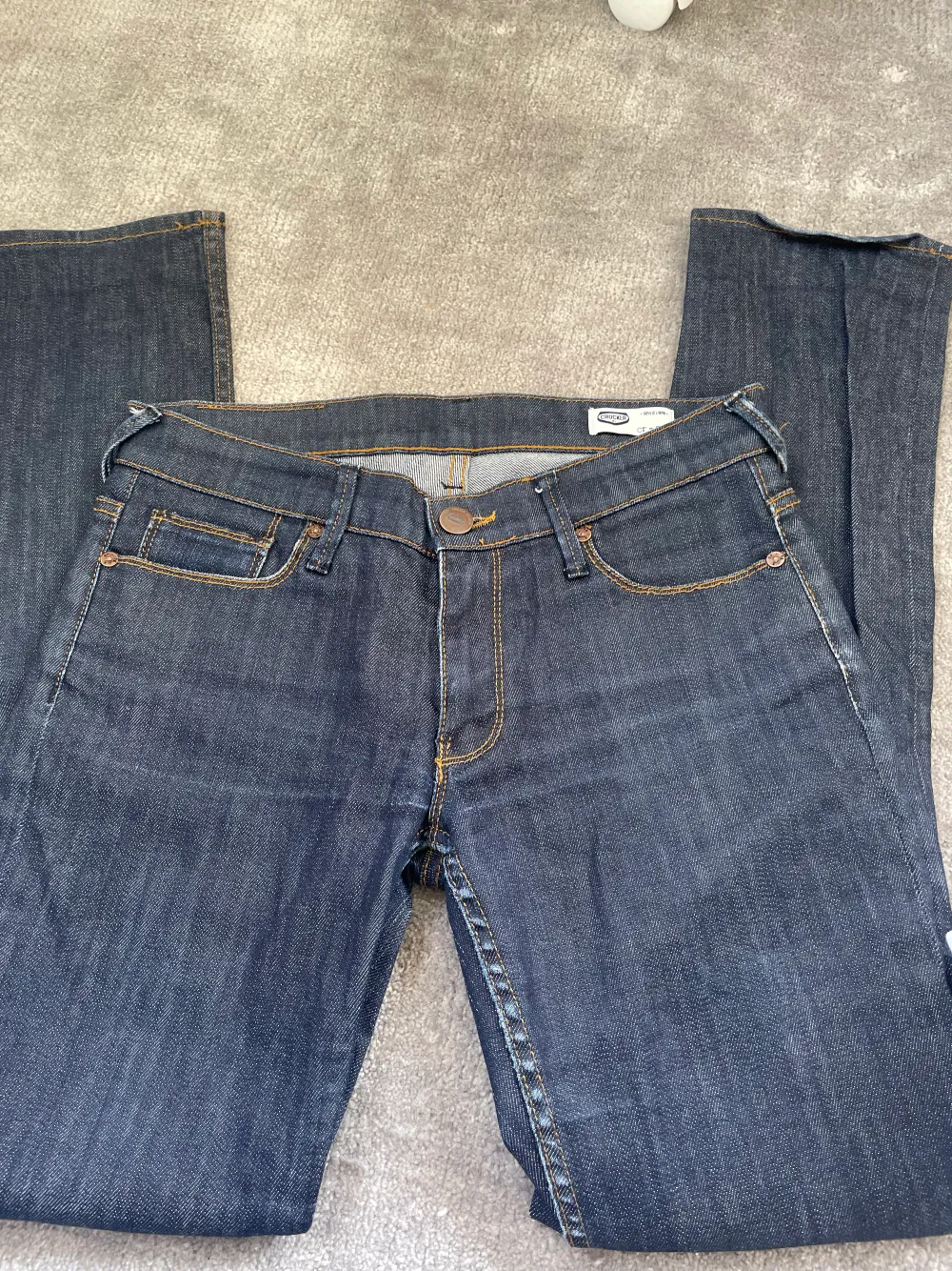 Säljer dessa jättefina lågmidjade jeans från crocker i storlek 29 men passar mig som brukar ha S/34/36. Lappen ovanför fickan på sista bilden är tyvärr lite lös men går att fixa. Köpte på Sellpy men han inte lämna tillbaka. Skriv priv för bilder/frågor💞. Jeans & Byxor.