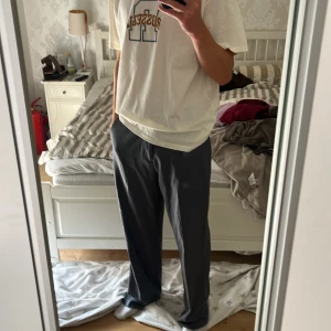 Baggy gråa byxor ifrån asos - Ett par baggy gråa byxor ifrån asos med storlek L