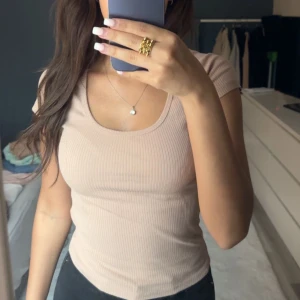 Ljusrosa/beige kortärmad - Såå himla bekväm tröja att både ha hemma men går lika bra att klä upp och gå ut med! Nyskick. Hör gärna av er vid vidare intresse eller frågor ❤️‍🔥