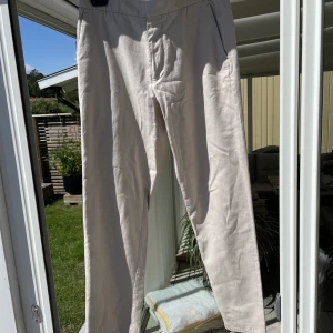 Riley beige byxor - Beige byxor (regular fit) i storlek 46