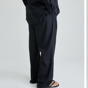 Svarta linnebyxor - Svarta linnebyxor från bikbok i storlek M. Köpte de beiga men färgade de svarta med textilfärg. Skriv för bilder på byxorna. Byxorna är i fint skick, är använda 2 gånger