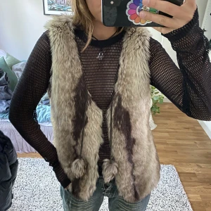 Pälsväst - Så cool vintage pälsväst köpt i Paris för 1100kr. Med tassels som hänger ner❤️☠️denna är verkligen så ball + Ej äkta päls + så bra kvalité och look. Köp!!!