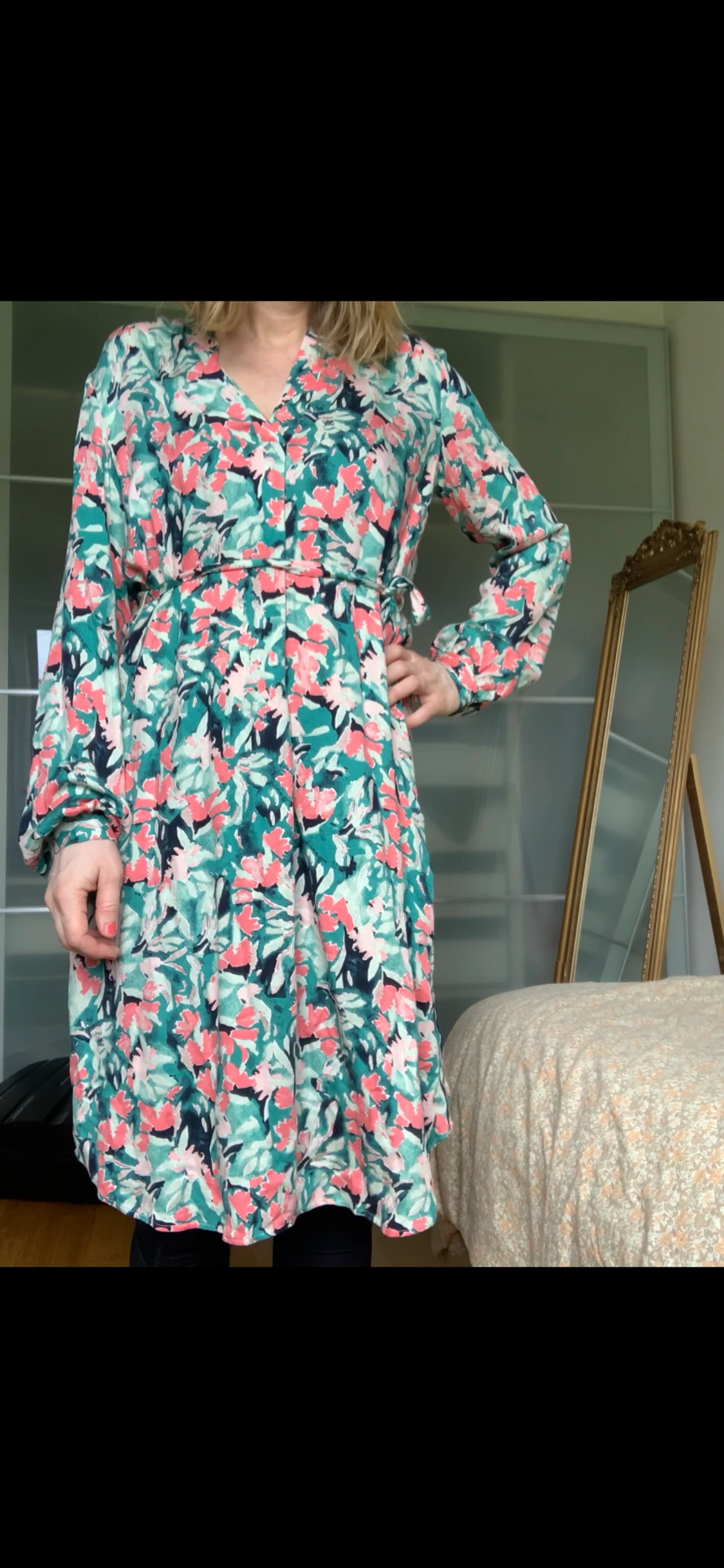 Mönstrad klänning i skön kvalitet - 90