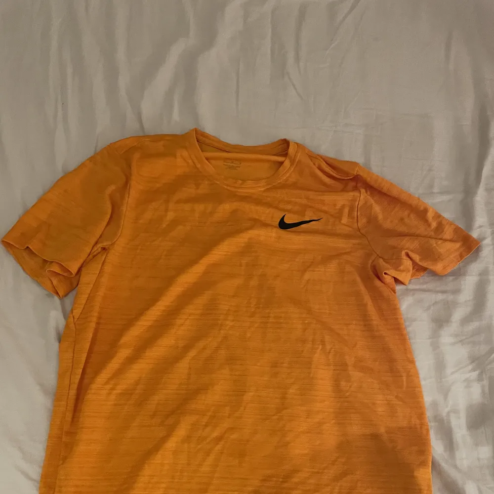 Nike tränings T-shirt i bra skick storlek M. T-shirts.