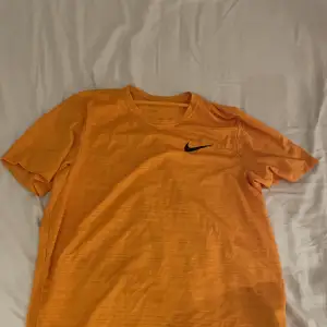 Nike tränings T-shirt i bra skick storlek M