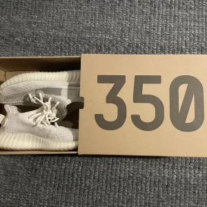 Yezzys 350 Bone  - Nyskick inköpa i usa på foot locker  42 2/3 Kan gå ner i pris vid snabb affär:)