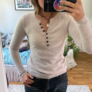 Kashmir stickad tröja - Tunn ljusbeige Kashmir tröja med knappar. Så söt och lagom varm, perfekt till sommaren❤️ knappt använd och i perfekt skick!! Vet ej märke