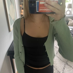 Grön kofta stl S - Grön kofta från NA-KD. Långa armar, ribbat material, använd fåtal gånger. Stl S💚