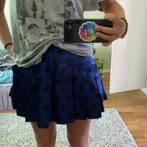 Nusy kjol - Nusy kjol/shorts köpt i Paris - helt oanvänd❤️ dessa är egentligen shorts men känns och ser exakt ut som kjol - vilket är helt perfekt!