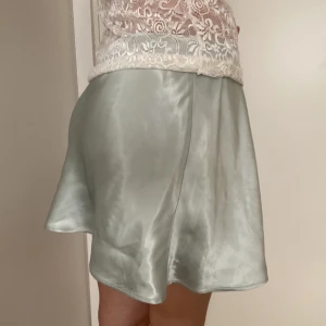 kjol - mintgrön kjol men färgen är lite svagare på bild. resårband i midjan. mycket bra skick/aldrig använd.skicka iväg ett meddelande om du har frågor! 