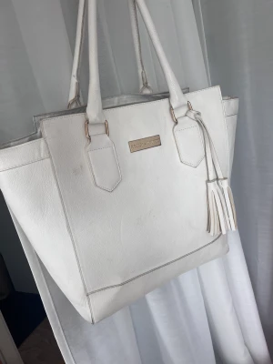 Väska - Såå himla snygg väska med fina detaljer!🌟🤍