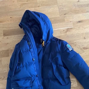 Parajumper jacka  - Hej! 👋 jag säljer min pjs jacka 🧥 som ja köpte för 2590 som ja säljer för 650 då den börjar bli för liten och behöver rensa min garderob skriv gärna ifall ni är intresserade av jackan kan mötas upp o frakta🚚📦😊