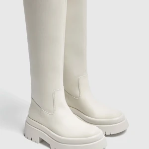 Stövlar - Vita stövlar i storlek 38. Endast använda 1 gång, i perfekt skick.