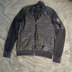 Lindeberg csrdigan - Säljer en Lindeberg cardigan Då jag knappt använder den. Inte använd mycket och i 9/10 skick