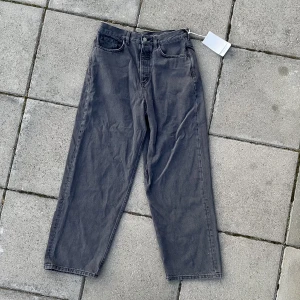 Nya oanvända COS relaxed wide - Storlek 48 Oanvända helt nya Lappen kvar