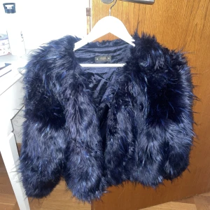 Fuskpäls jacka, blå - Fin fuskpälsjacka i blå färg, superfin!