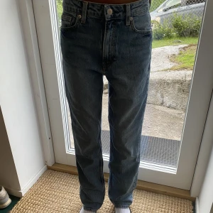 Blåa Jeans - Blåa jeans från H&M i storlek 34!! 💙
