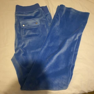 Juicy Couture - Jag säljer mina Juicy Couture byxor  som jag fick i julklapp och bara testat på, byxorna är helt oanvända och bra skick storlek L.