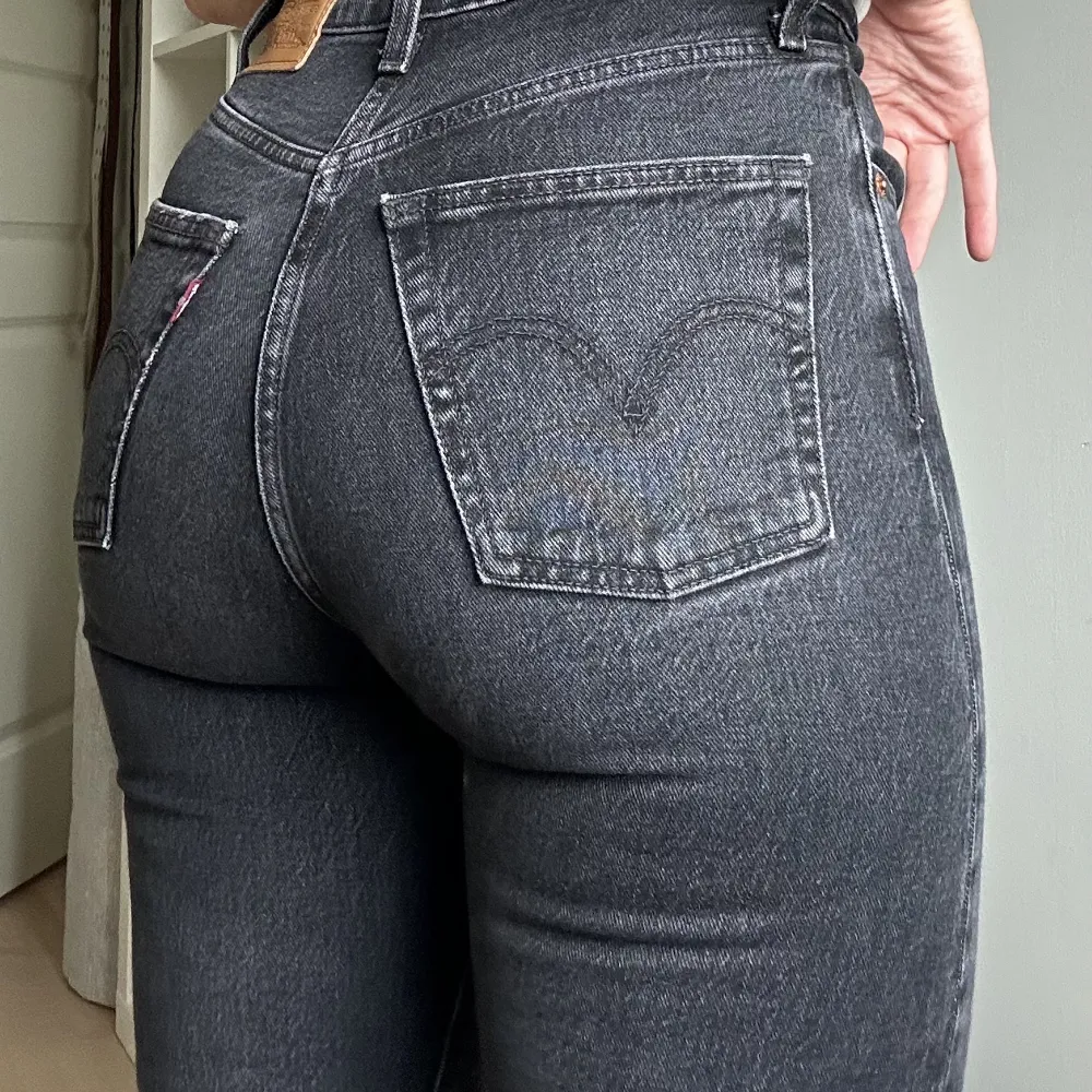 Levis jeans i modellen ribcage straight. Använda fåtal gånger🫶🏽 W:25 L:29. Jeans & Byxor.