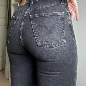 Levis jeans i modellen ribcage straight. Använda fåtal gånger🫶🏽 W:25 L:29