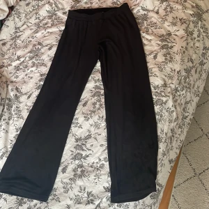 Svarta mjukisbyxor  - Säljer dessa mjukisbyxor eftersom de är för korta för mig (jag är 171 cm) så dom sitter lite över anklarna på mig. Obs snöret är också borta. 